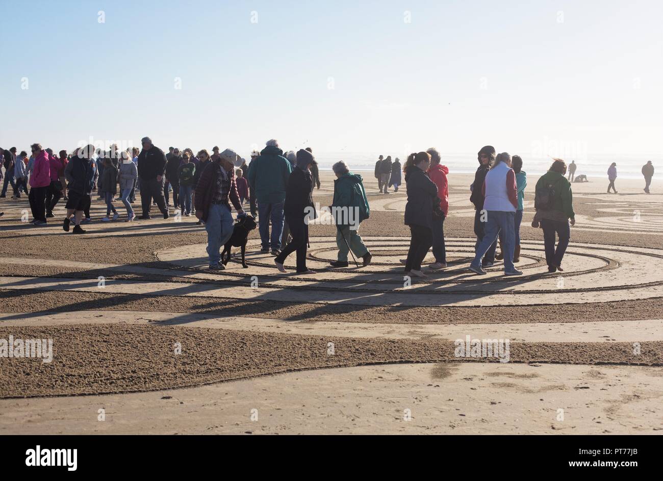 La gente a piedi una grande labirinto di sabbia creato da Denny Dyke, a Heceta Beach in Firenze, Oregon, Stati Uniti d'America. Foto Stock