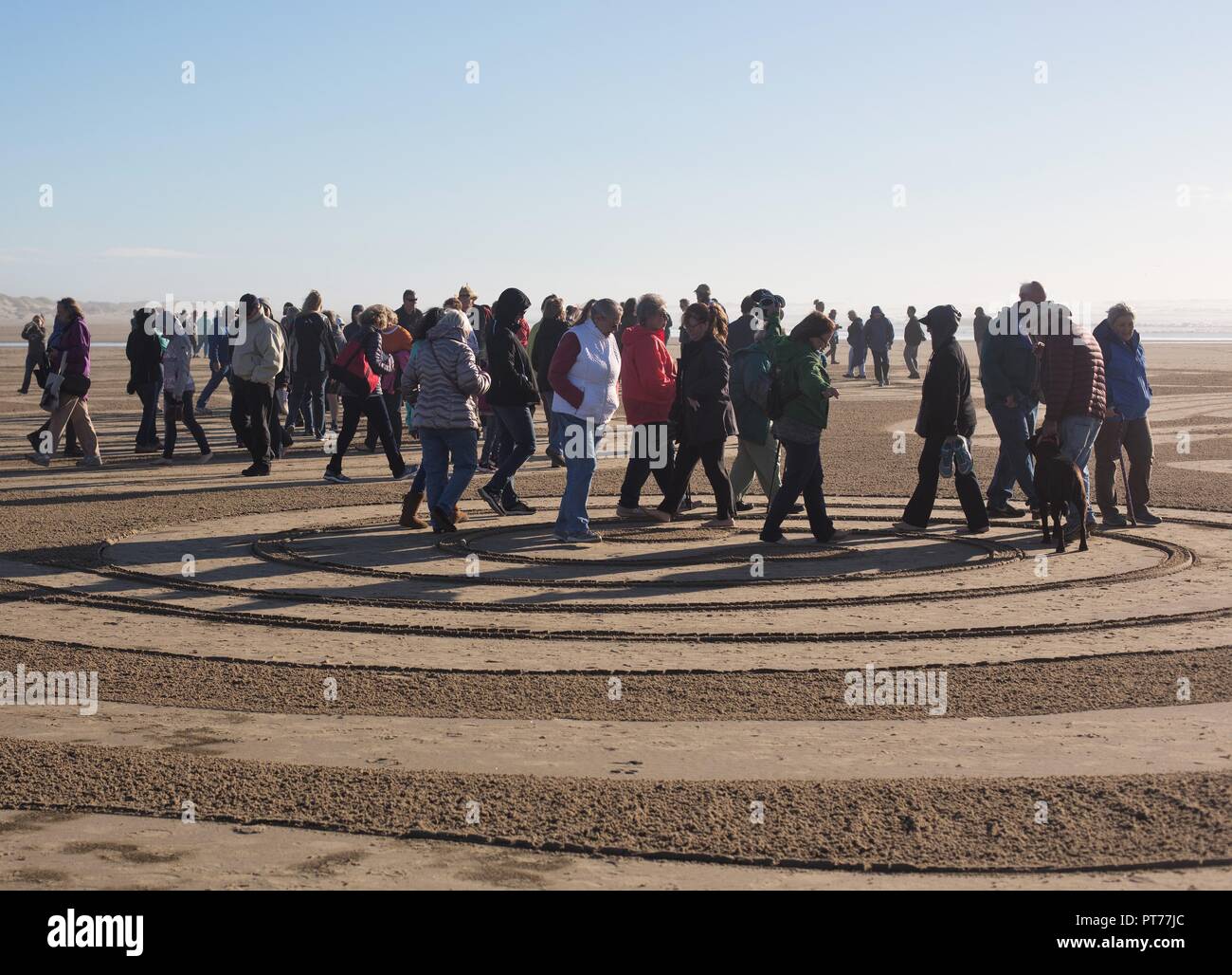 La gente a piedi una grande labirinto di sabbia creato da Denny Dyke, a Heceta Beach in Firenze, Oregon, Stati Uniti d'America. Foto Stock