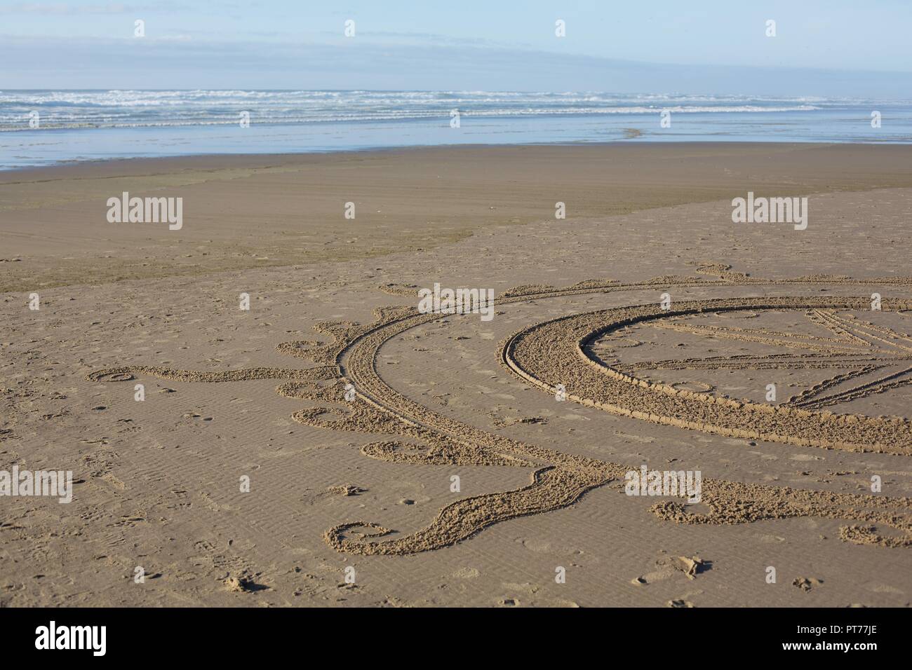 Dettaglio di un grande labirinto di sabbia creato da Denny Dyke, a Heceta Beach in Firenze, Oregon, Stati Uniti d'America. Foto Stock