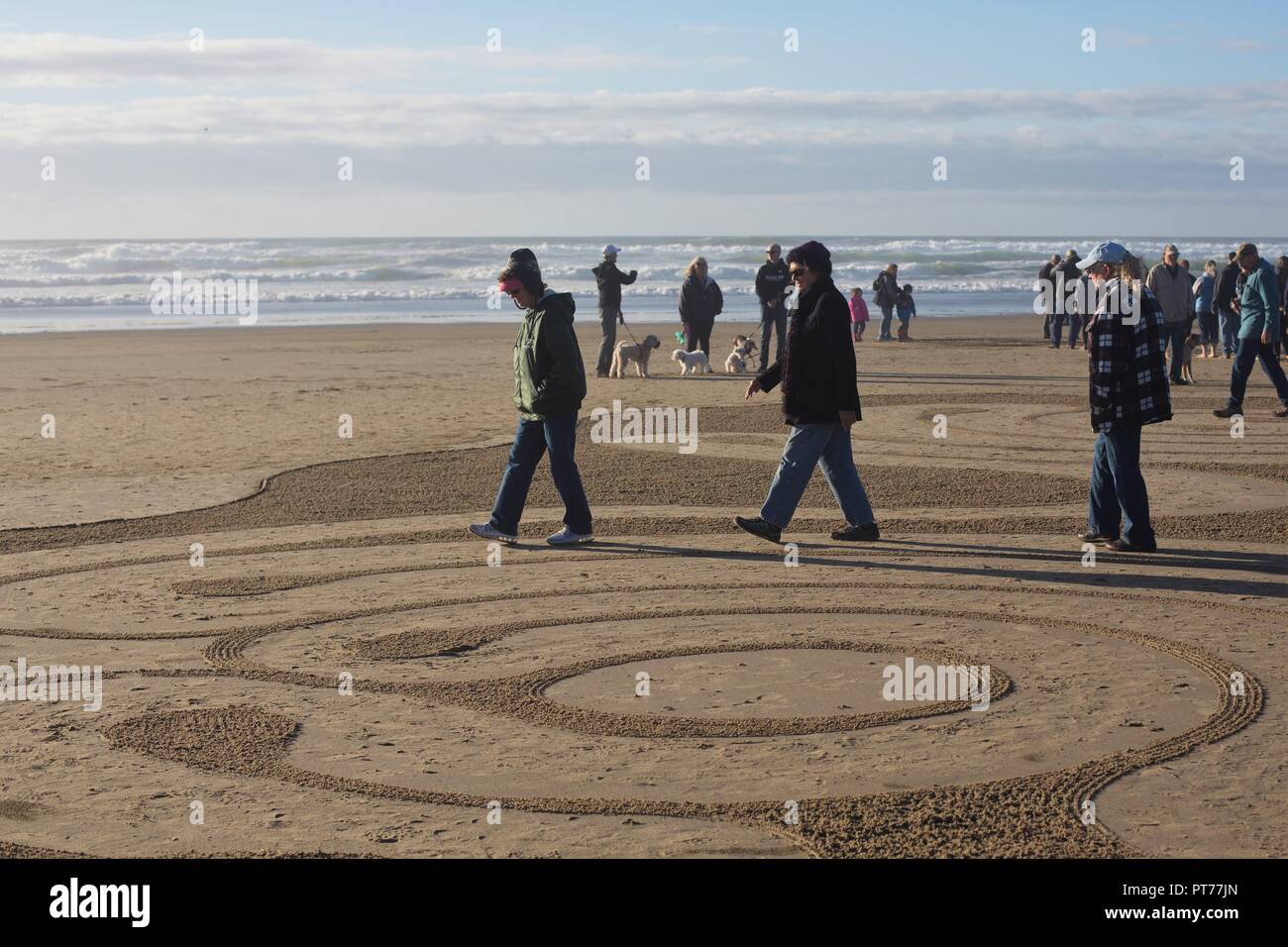 La gente a piedi una grande labirinto di sabbia creato da Denny Dyke, a Heceta Beach in Firenze, Oregon, Stati Uniti d'America. Foto Stock
