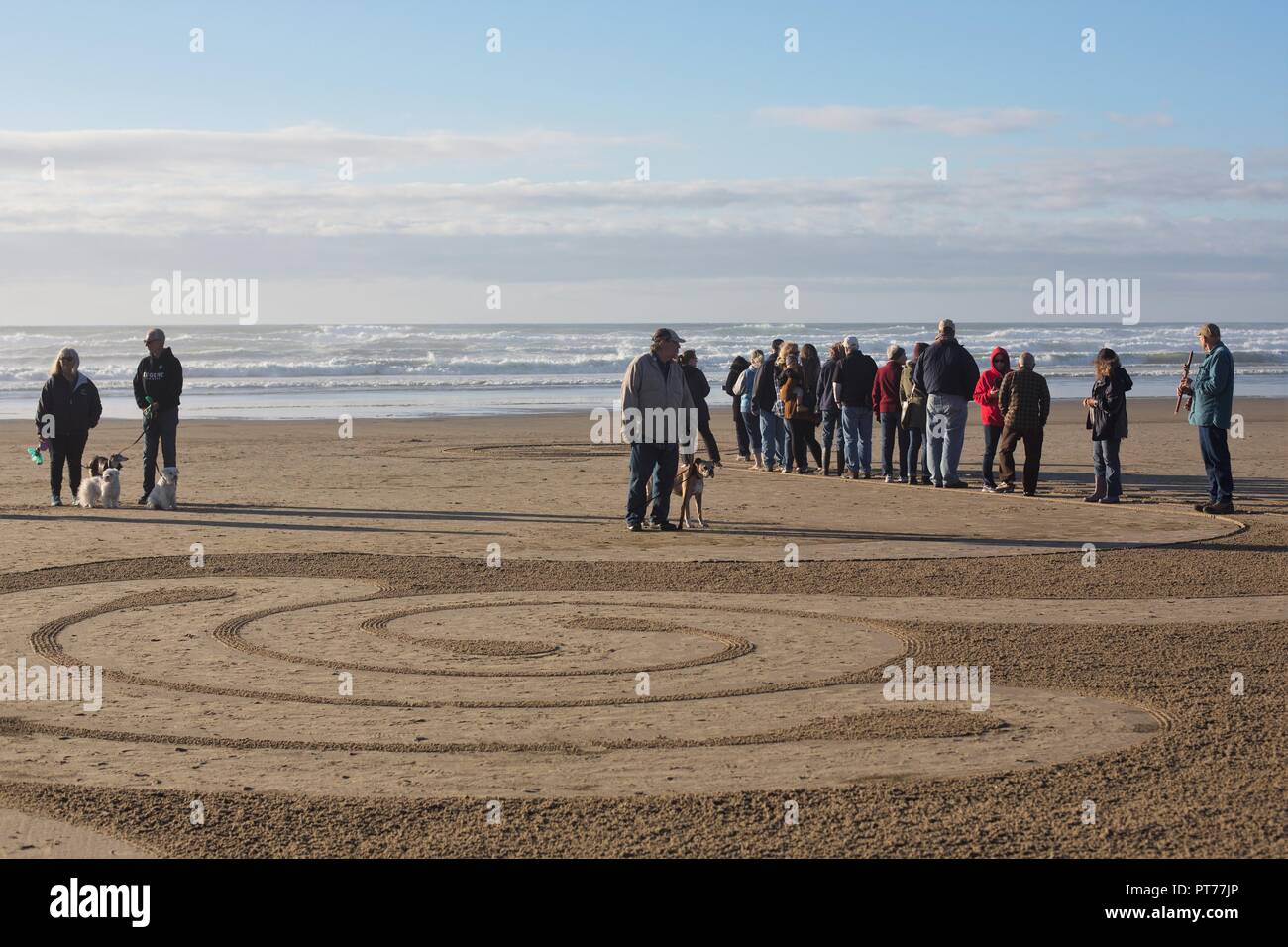La gente a piedi una grande labirinto di sabbia creato da Denny Dyke, a Heceta Beach in Firenze, Oregon, Stati Uniti d'America. Foto Stock