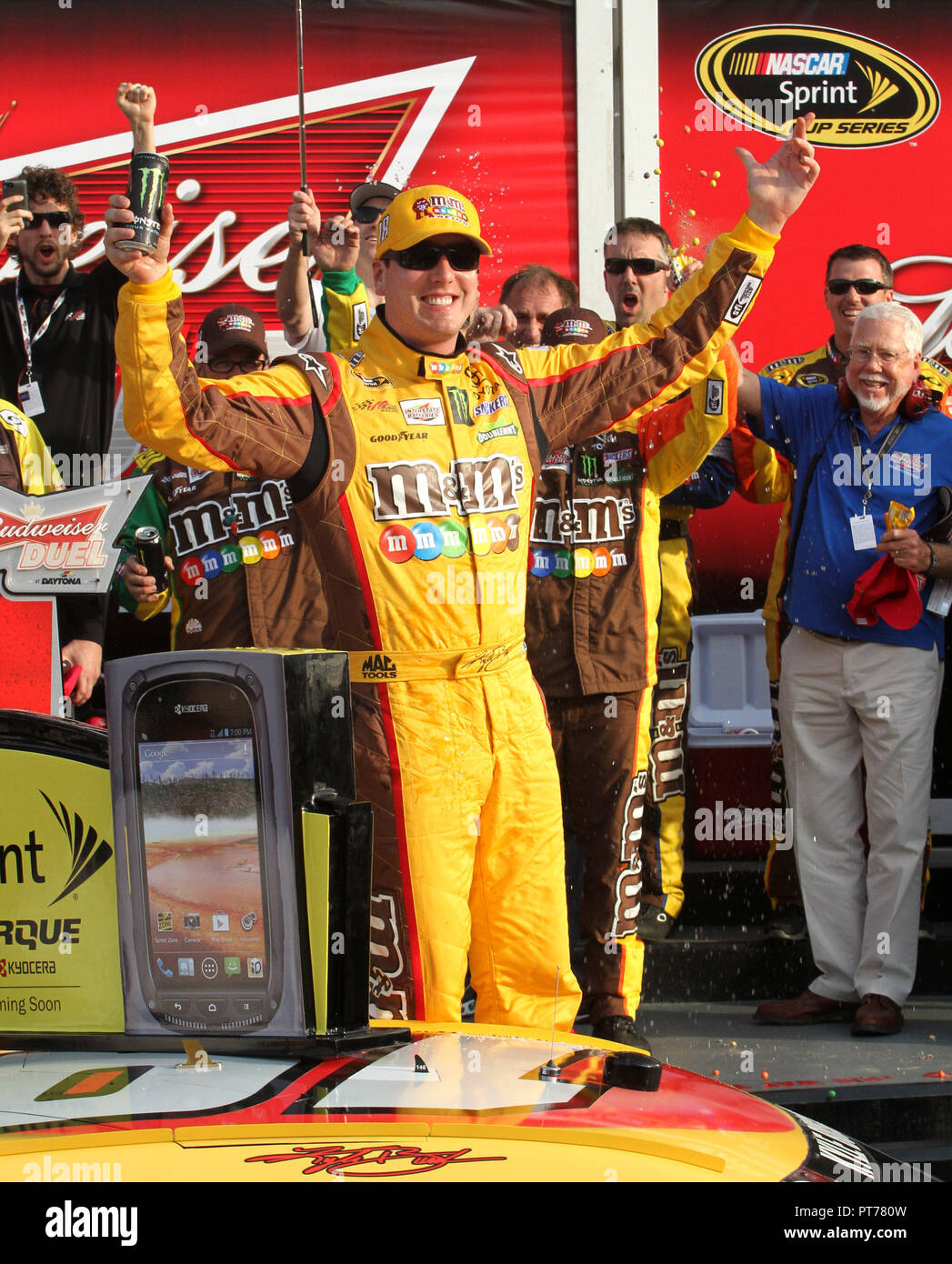 Kyle Busch festeggia conquistando la NASCAR Sprint Cup Budweiser duello #2, al Daytona International Speedway di Daytona, Florida il 21 febbraio 2013. Foto Stock