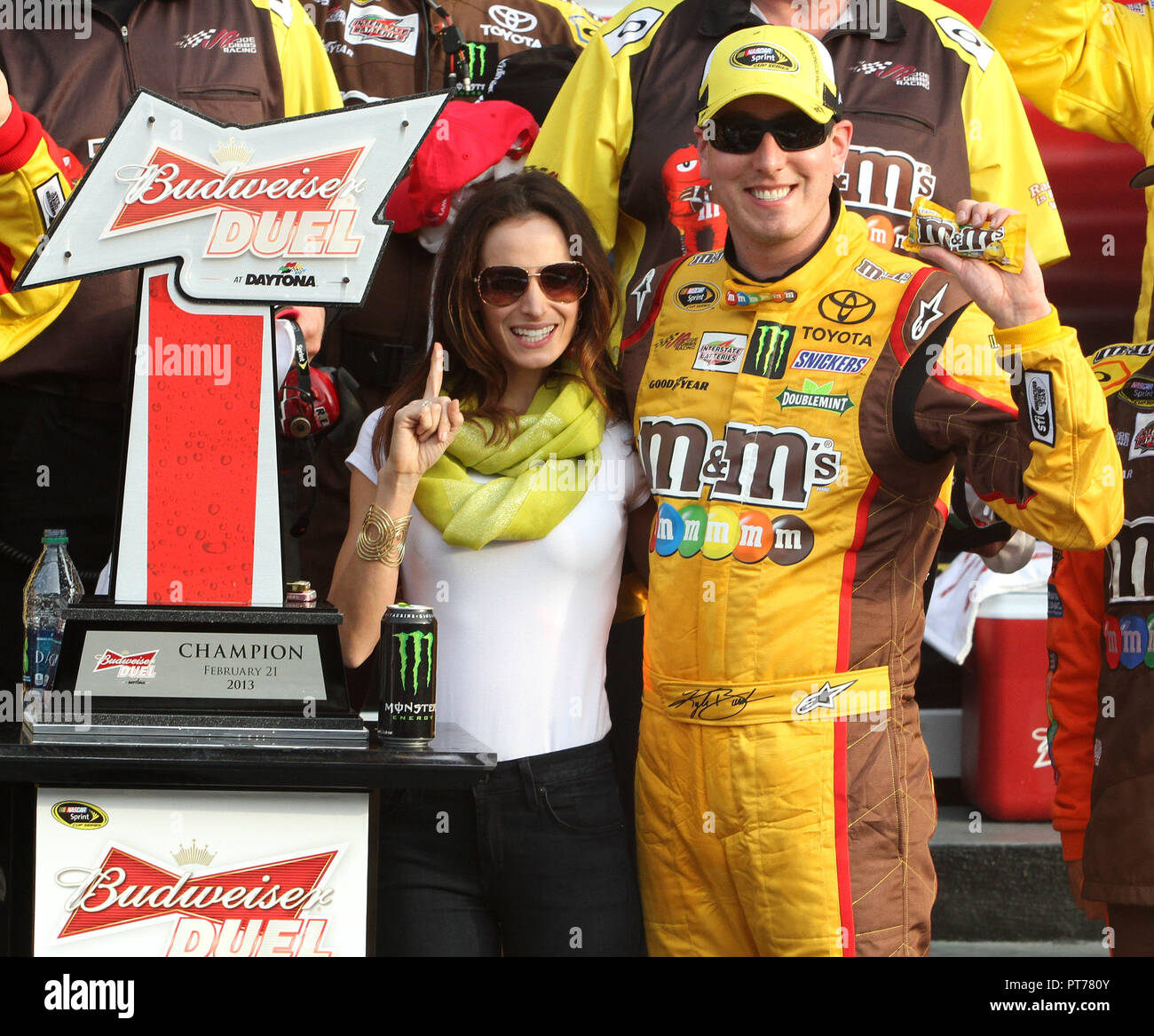 Kyle Busch e sua moglie festeggiare la conquista la NASCAR Sprint Cup Budweiser duello #2, al Daytona International Speedway di Daytona, Florida il 21 febbraio 2013. Foto Stock