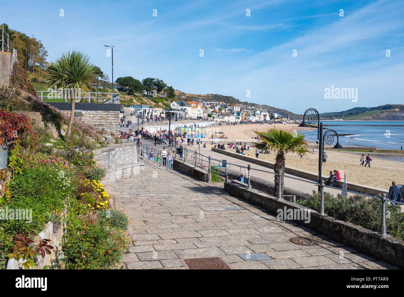 Lyme Regis, Dorset, Regno Unito. Il 7 ottobre 2018. Meteo REGNO UNITO: l'azzurro del cielo e il sole caldo a Lyme Regis su una luminosa e soleggiata ottobre pomeriggio. Credito: Celia McMahon/Alamy Live News Foto Stock