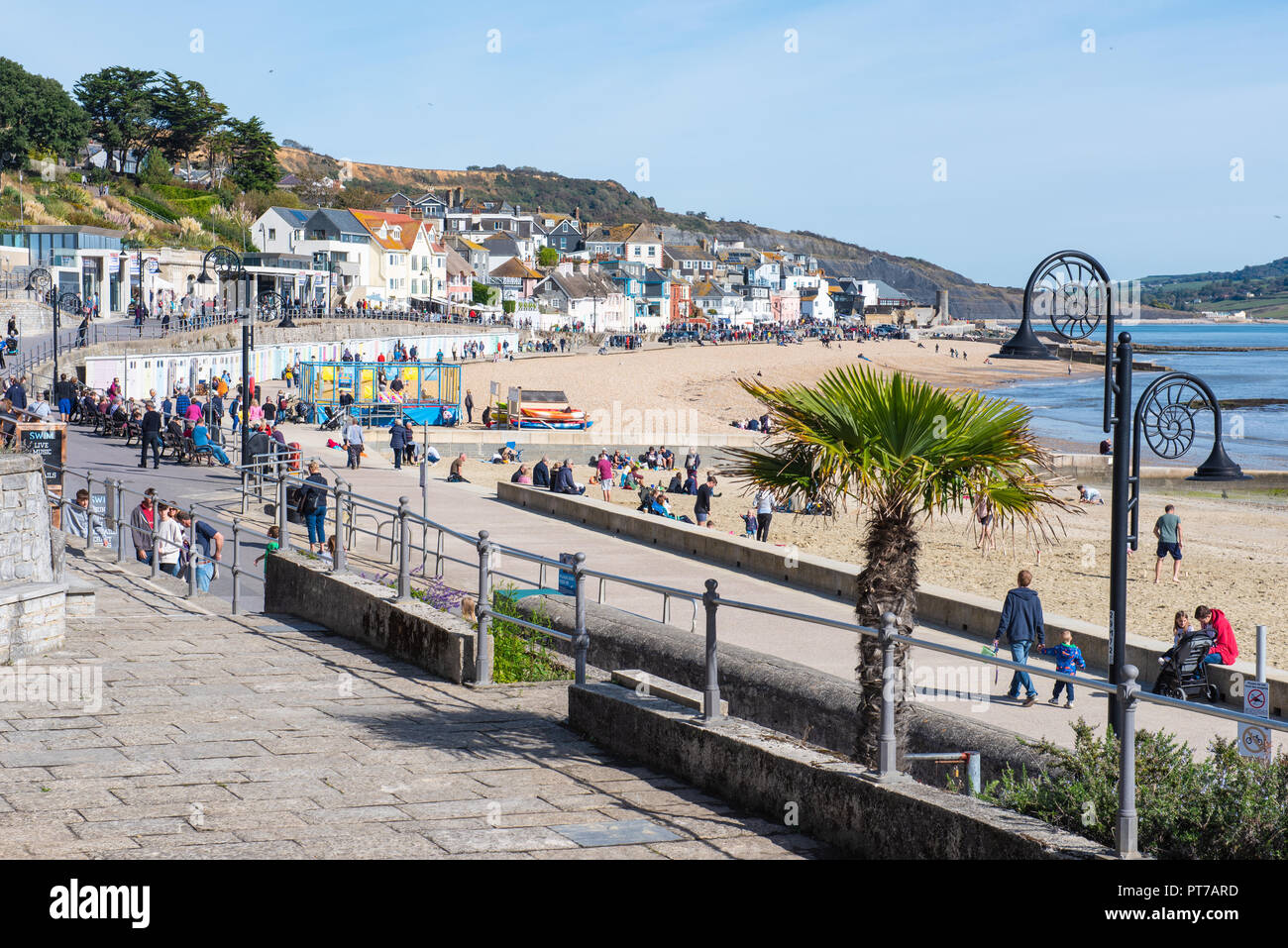 Lyme Regis, Dorset, Regno Unito. Il 7 ottobre 2018. Meteo REGNO UNITO: l'azzurro del cielo e il sole caldo a Lyme Regis su una luminosa e soleggiata ottobre pomeriggio. Credito: Celia McMahon/Alamy Live News Foto Stock