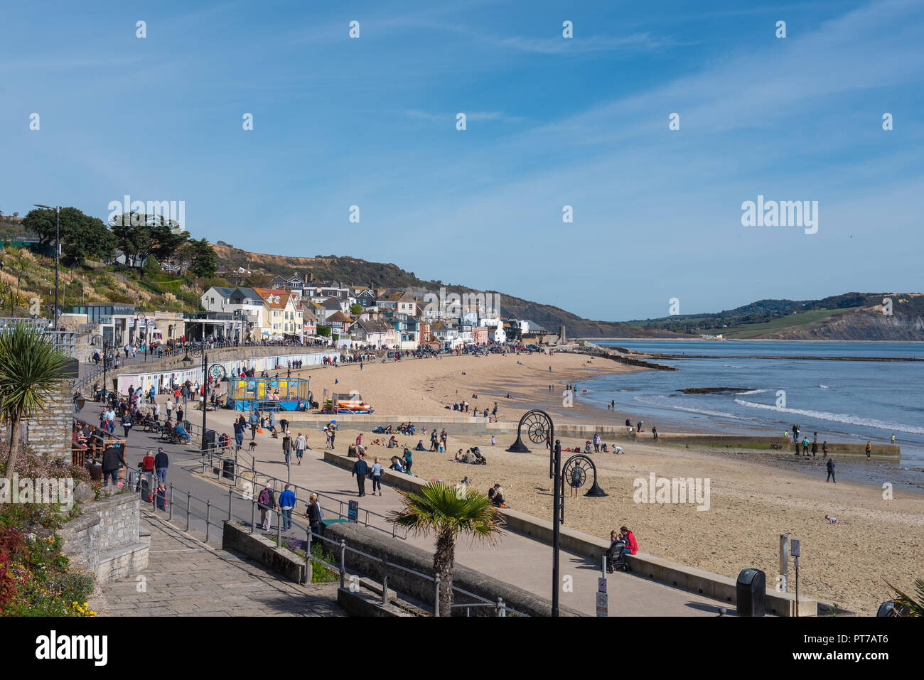 Lyme Regis, Dorset, Regno Unito. Il 7 ottobre 2018. Meteo REGNO UNITO: l'azzurro del cielo e il sole caldo a Lyme Regis su una luminosa e soleggiata ottobre pomeriggio. Credito: Celia McMahon/Alamy Live News Foto Stock