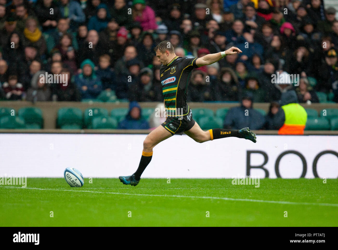 Twickenham, Regno Unito. Il 6 ottobre 2018. Dan Biggar di Northampton Santi calci per obiettivo durante la Premiership Gallagher match tra santi di Northampton e Leicester Tigers. Andrew Taylor/Alamy Live News Foto Stock