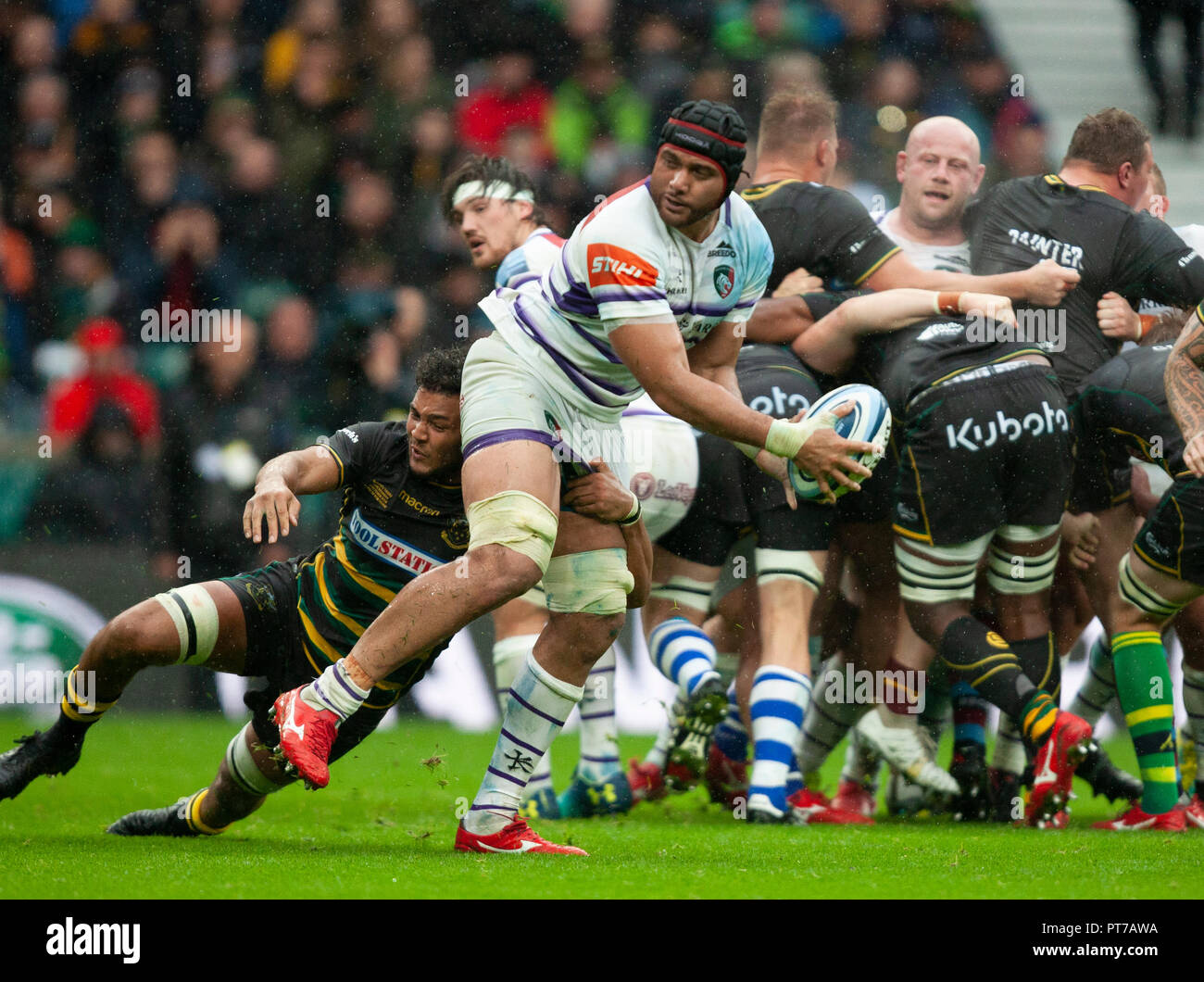 Twickenham, Regno Unito. Il 6 ottobre 2018. Sione Kalamafoni di Leicester Tigers è affrontato da Lewis Ludlam durante la Premiership Gallagher match tra santi di Northampton e Leicester Tigers. Andrew Taylor/Alamy Live News Foto Stock