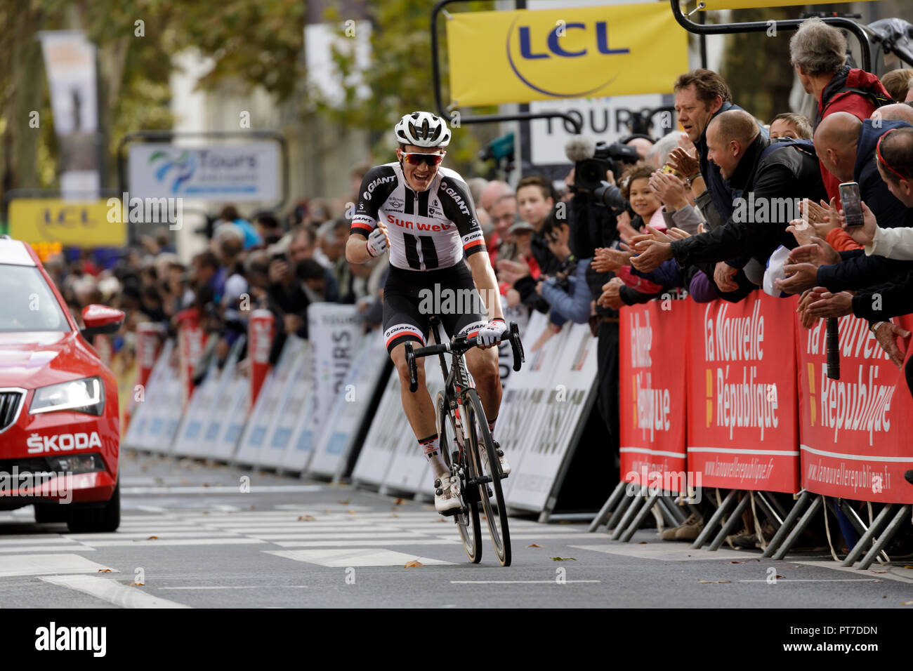 Parigi, Francia. 7 Ott 2018. Soren KRAGH ANDERSEN vince la Parigi - Tours 2018 cycle race. L'ultima importante manifestazione ciclistica dell'anno. Credito: Julian Elliott/Alamy Live News Credito: Julian Elliott/Alamy Live News Foto Stock