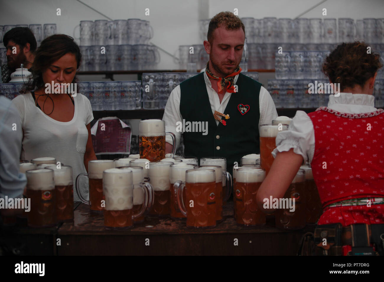 Londra, Regno Unito. 7 Ott 2018. Queen Elizabeth Olympic Park ha ospitato il Regno Unito il solo e unico LGBT Oktoberfest Rosa un LGBT+ giornata dell orgoglio e birra. Oompah bands saranno sostituiti con la sincronizzazione labiale trascinare regine, rave karaoke e tabella ballo,e naturalmente frankfurter e un sacco di birra .@Paolo Quezada-Neiman/Alamy Live News Foto Stock