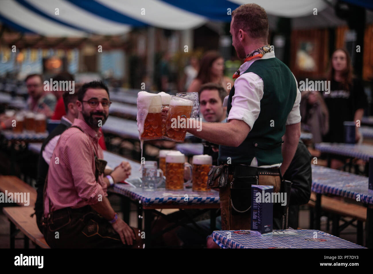 Londra, Regno Unito. 7 Ott 2018. Queen Elizabeth Olympic Park ha ospitato il Regno Unito il solo e unico LGBT Oktoberfest Rosa un LGBT+ giornata dell orgoglio e birra. Oompah bands saranno sostituiti con la sincronizzazione labiale trascinare regine, rave karaoke e tabella ballo,e naturalmente frankfurter e un sacco di birra .@Paolo Quezada-Neiman/Alamy Live News Foto Stock