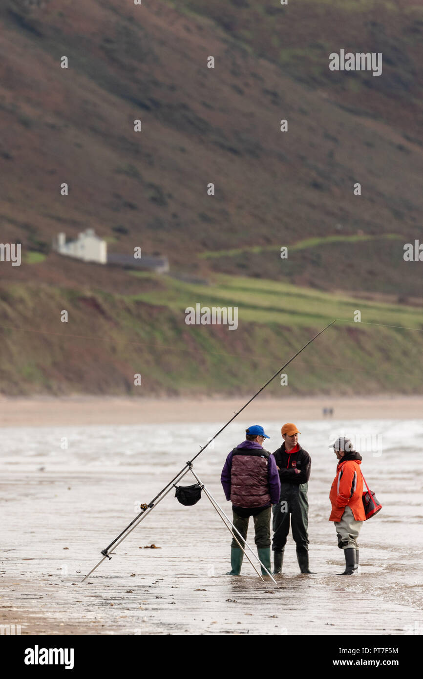 Penisola di Gower, Swansea, Regno Unito. Il 7 ottobre 2018. Racconti dei pescatori: quando il pesce non sono mordere ci sono sempre quelli che sono riusciti a scappare, a Rhossili Bay sulla Penisola di Gower vicino a Swansea, Galles, Credito: Gareth Llewelyn/Alamy Live News. Foto Stock