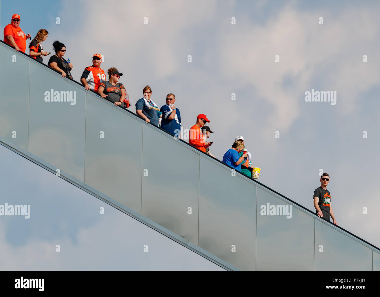 Cincinnati, Ohio, Stati Uniti d'America. 07 ott 2018. Cincinnati Bengals ventole corsa giù per la scala mobile dopo un gioco tra i delfini di Miami e Cincinnati Bengals a Paul Brown Stadium di Cincinnati, Ohio. Il Bengals ha vinto 27-17. Adam Lacy/CSM/Alamy Live News Foto Stock