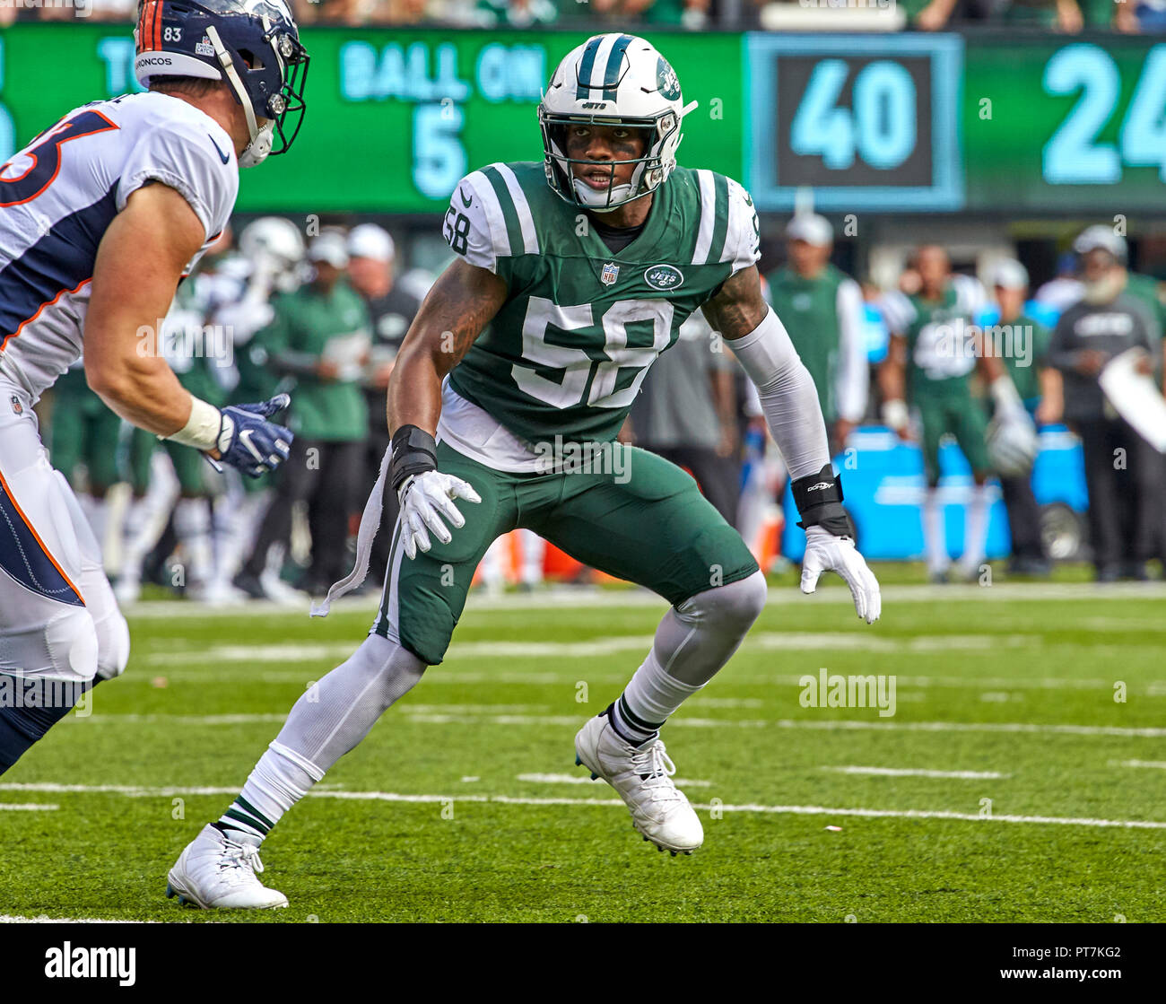 East Rutherford, New Jersey, USA. Il 7 ottobre, 2018. New York getti all'interno linebacker Darron Lee (58) difende Denver Broncos stretta estremità LaCosse opaco (83) durante un gioco di NFL tra il Denver Broncos e il New York getti alla MetLife Stadium di East Rutherford, New Jersey. I getti sconfitto i Broncos 34-16. Duncan Williams/CSM/Alamy Live News Foto Stock