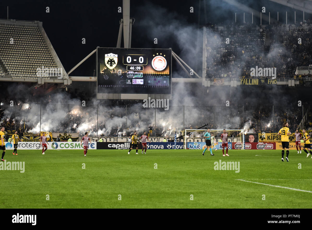 Atene, Grecia, Grecia. Il 7 ottobre, 2018. AEK vs Olympiakos, punteggi visto sul bordo durante il Greek Super League Soccer Match allo stadio Olimpico. Credito: Dimitris Lampropoulos SOPA/images/ZUMA filo/Alamy Live News Foto Stock