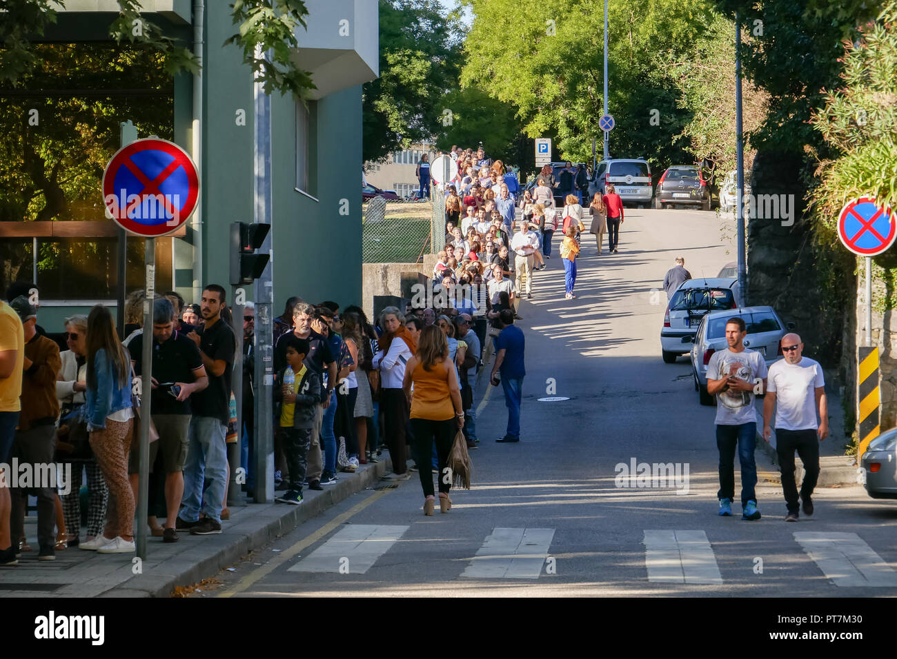 La città di Porto, Portogallo. 7 Ott 2018. Migliaia di brasiliani che vivono in Portogallo la coda per votare in brasiliano elezioni presidenziali del 7 ottobre 2018, all'HF Ipanema Hotel nella città di Porto, Portogallo. Credito: Barry Paterson/Alamy Live News Foto Stock