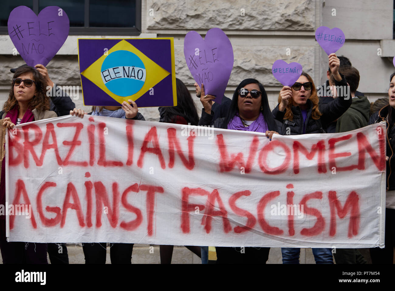 Londra, Regno Unito. 7 Ott 2018. Una protesta contro il brasiliano candidato presidenziale Jair Bolsonaro in Cockspur Street di fronte l'Ambasciata del Brasile. Credito: Kevin Frost/Alamy Live News Foto Stock