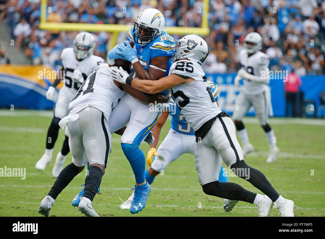 Los Angeles, Stati Uniti d'America. Ottobre 07, 2018 Los Angeles Chargers estremità strette Antonio Gates (85) porta la palla e viene affrontato da Oakland Raiders di sicurezza forte Marcus Gilchrist (31) e Oakland Raiders defensive back Erik Harris (25) durante la partita di calcio tra la Oakland Raiders e il Los Angeles Chargers presso il Centro StubHub a Carson, California. Charles Baus/CSM Credito: Cal Sport Media/Alamy Live News Foto Stock