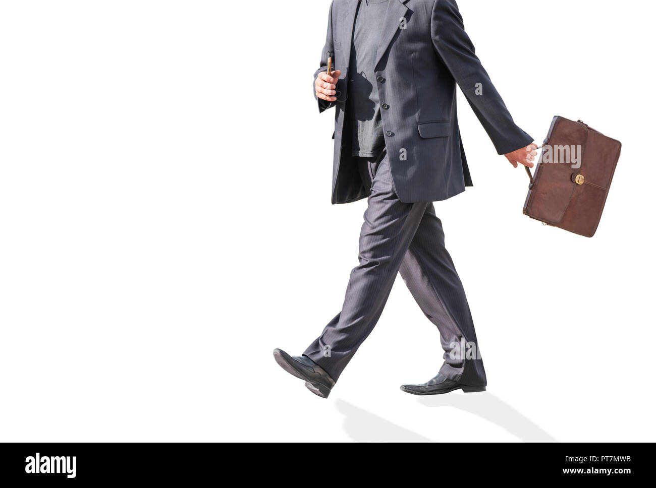 Un uomo cammina in un vestito con una valigetta isolato su un background. Foto Stock