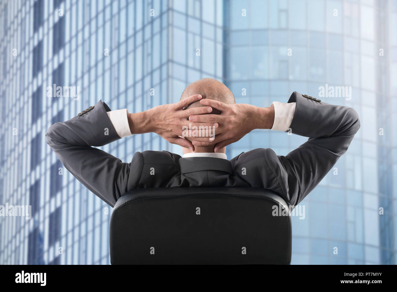 Imprenditore che rilassa in ufficio e pensare al futuro Foto Stock