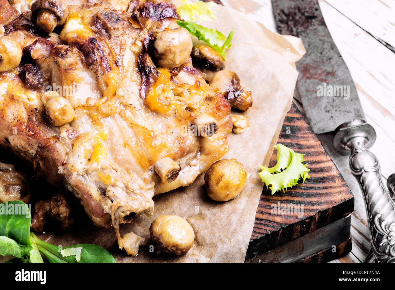 Ricetta rurale carni cotte al forno con funghi.di maiale al forno Foto Stock