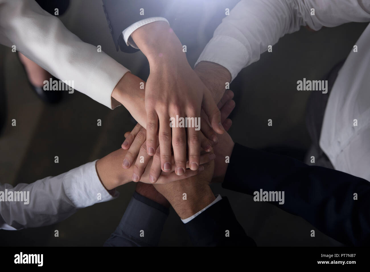 La gente di affari di mettere le loro mani insieme. Concetto di avvio, integrazione, il lavoro di squadra e la collaborazione Foto Stock