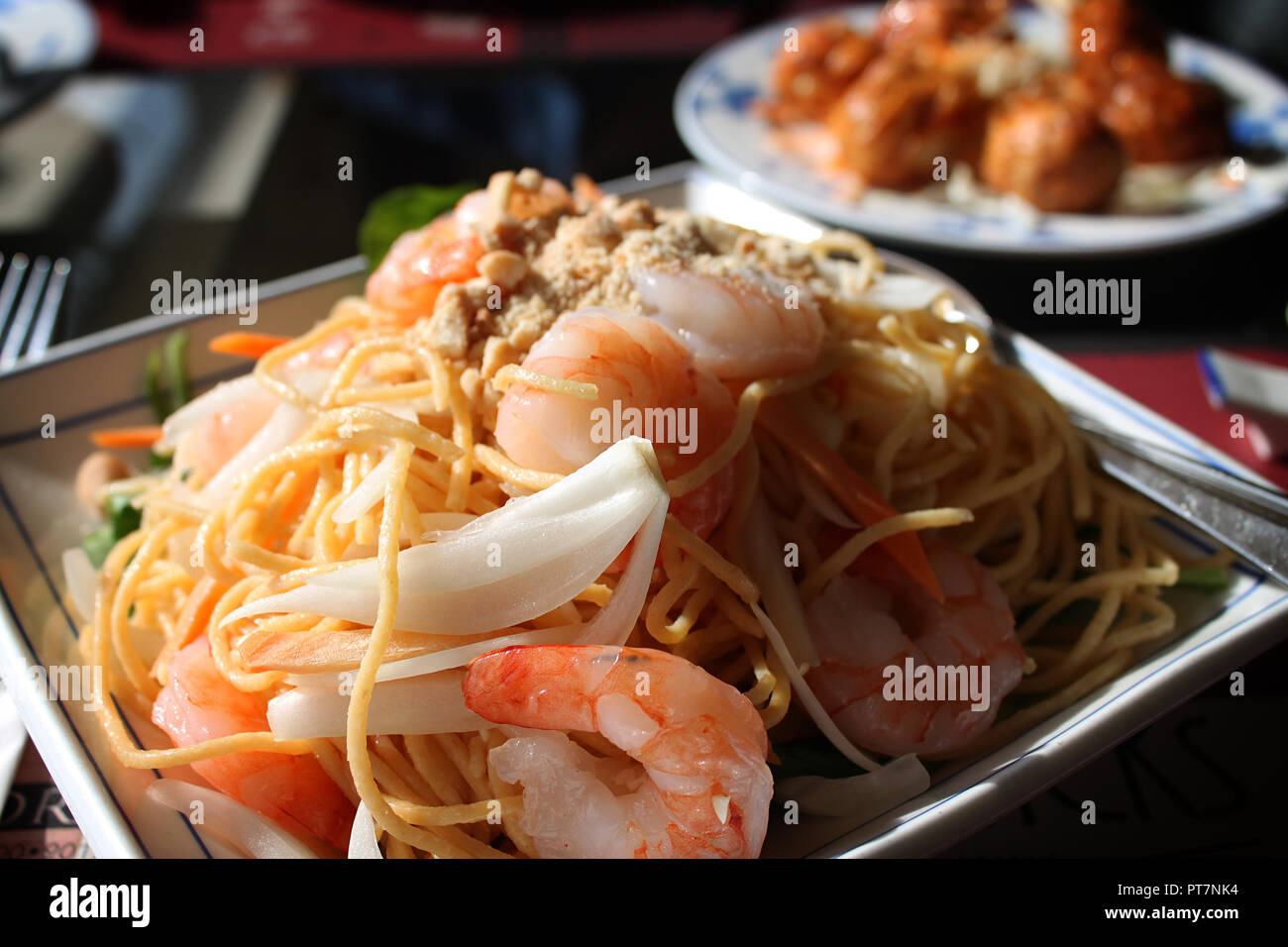 Un piatto di spaghetti con gamberetti in un ristorante cinese. Foto Stock