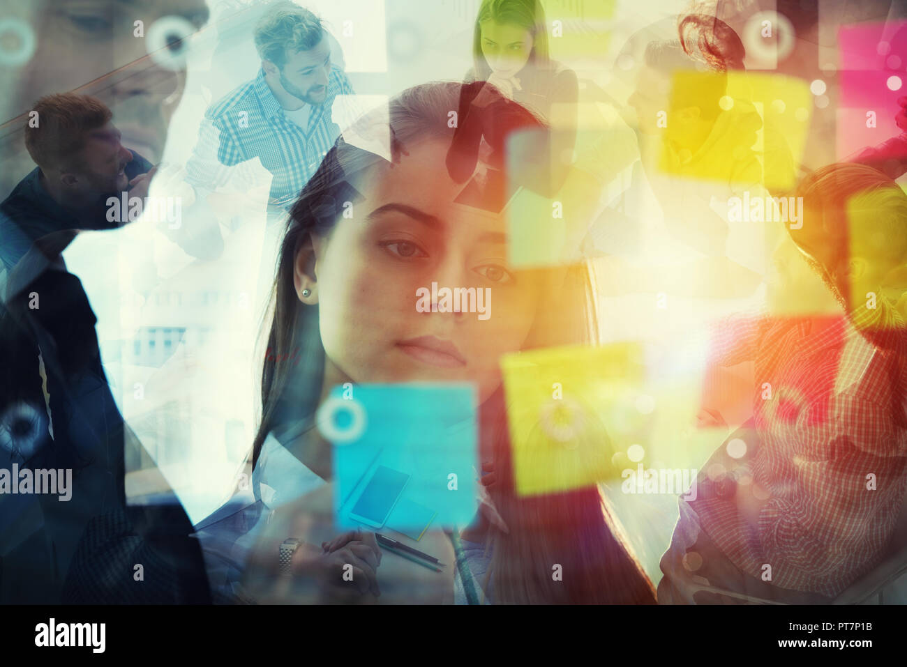 La gente di affari che lavorano insieme in ufficio con post-it in primo piano. Concetto di partnership e il lavoro di squadra. La doppia esposizione effetti Foto Stock