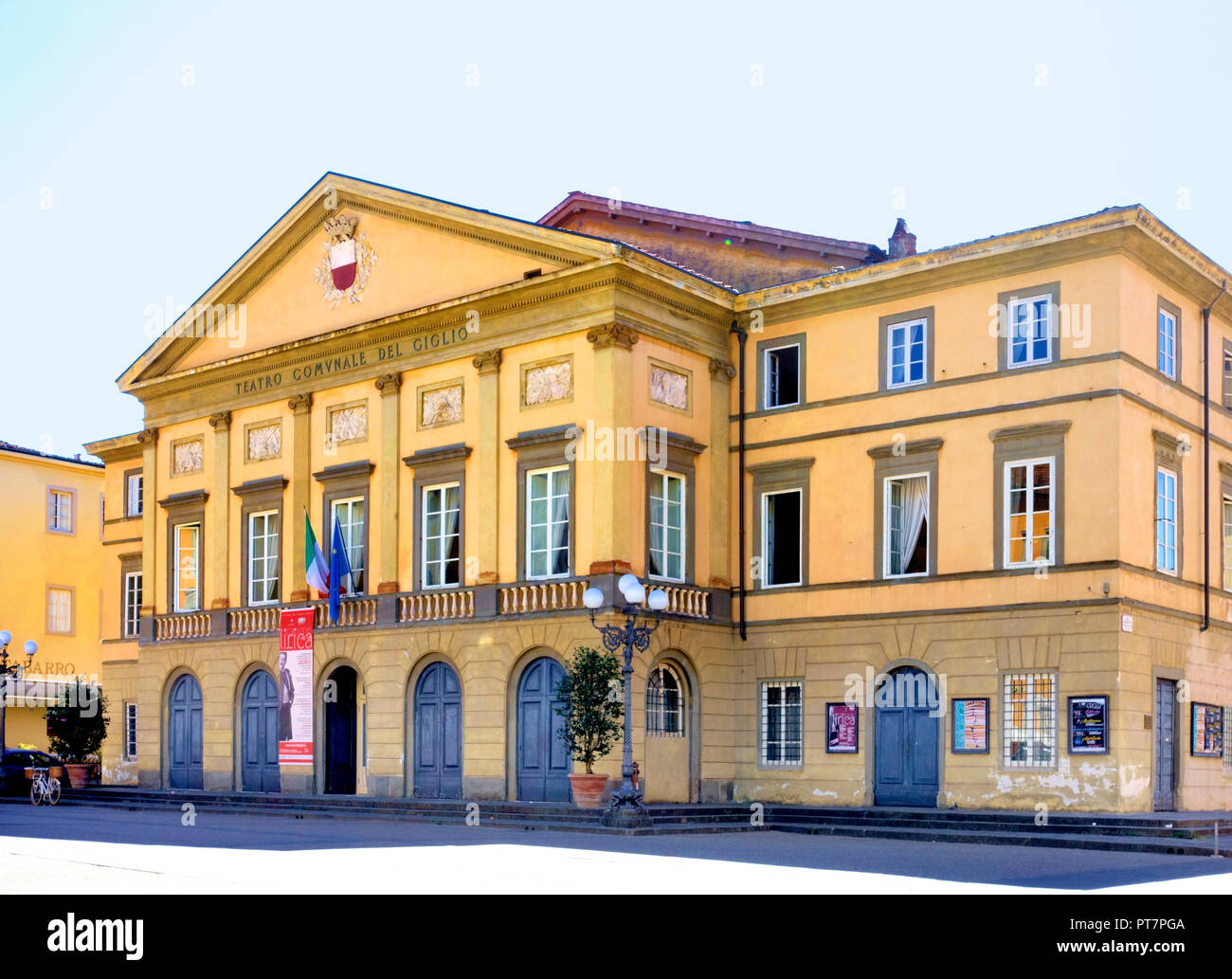 Facciata del Teatro del Giglio di Lucca, Italia. Si trova presso la Piazza Napoleone Foto Stock