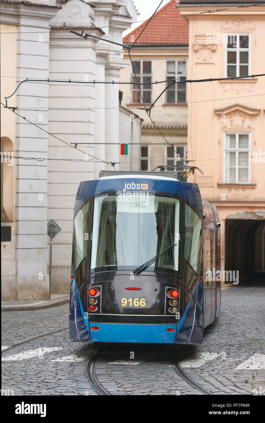 Praga, Repubblica Ceca - 14 Settembre 2018: Tram Skoda 14T ForCity su una stradina nel centro della citta'. Come del 2017, di Praga la rete dei tram è il Foto Stock