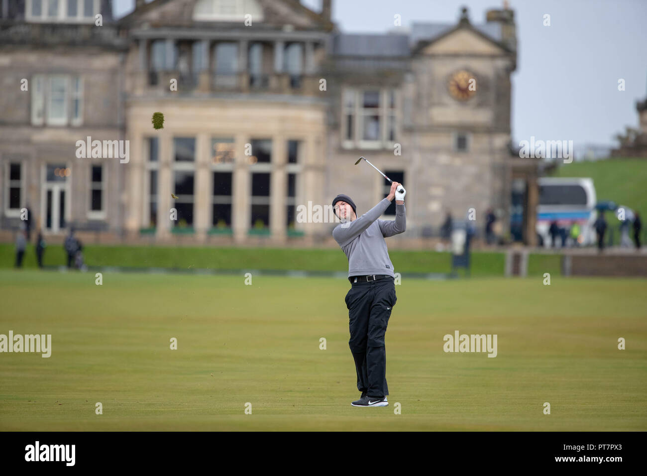 L'Inghilterra del Ashley Chesters svolge il suo approccio nel 1° foro durante il giorno quattro di Alfred Dunhill Links Championship presso la Old Course di St Andrews. Foto Stock