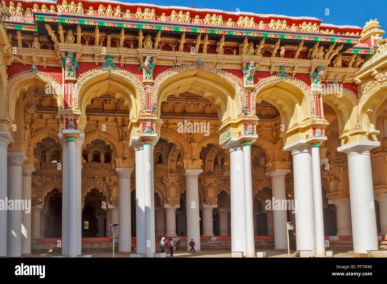 Palazzo AMBAVILAS MYSORE KARNATAKA INDIA pilastri decorato cortile esterno Foto Stock