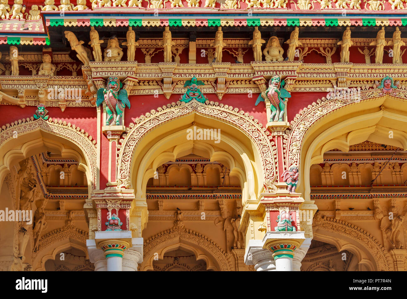 Palazzo AMBAVILAS MYSORE KARNATAKA INDIA DETTAGLIO DEI PILASTRI decorato cortile esterno Foto Stock