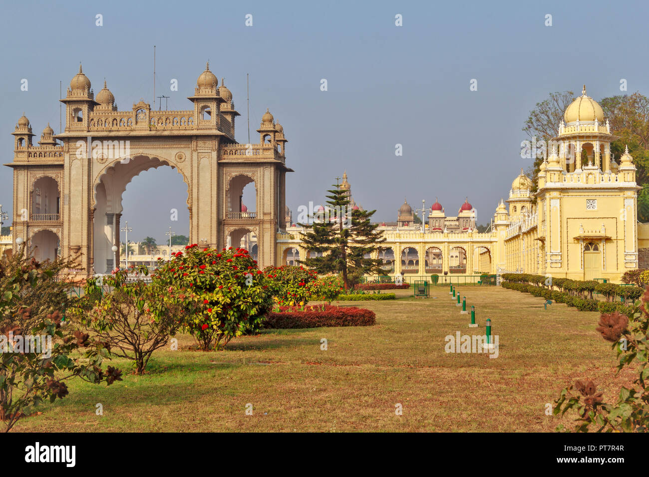 Palazzo AMBAVILAS MYSORE KARNATAKA INDIA esterno porta principale di accesso circondato da giardini Foto Stock