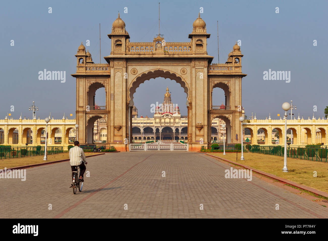 Palazzo AMBAVILAS MYSORE KARNATAKA INDIA esterno entrata principale con un ciclista solitario Foto Stock