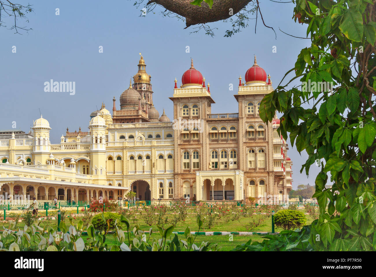 Palazzo AMBAVILAS MYSORE KARNATAKA INDIA esterno del palazzo con una sorprendente oro e cupole rosse Foto Stock