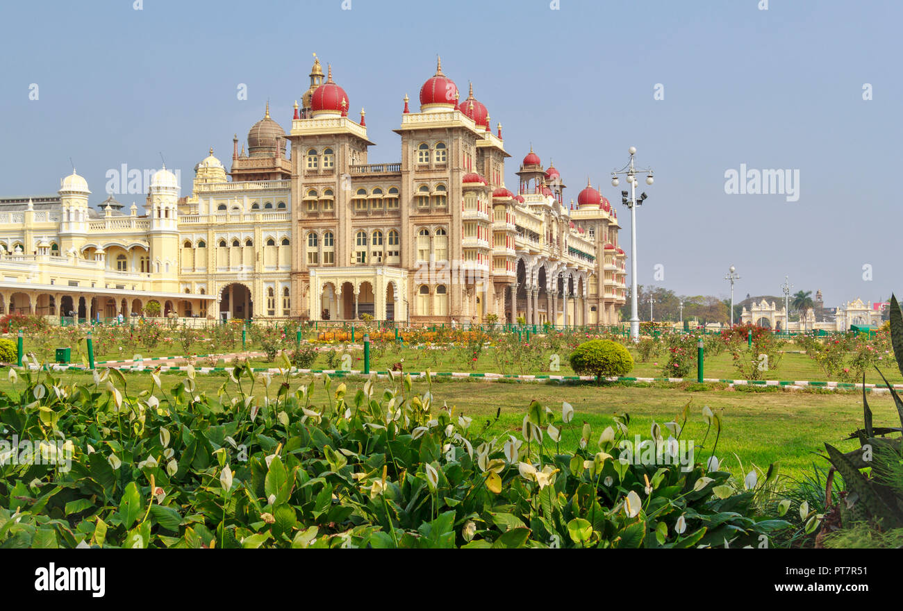 Palazzo AMBAVILAS MYSORE KARNATAKA INDIA esterno del palazzo con una sorprendente cupole rosse Foto Stock