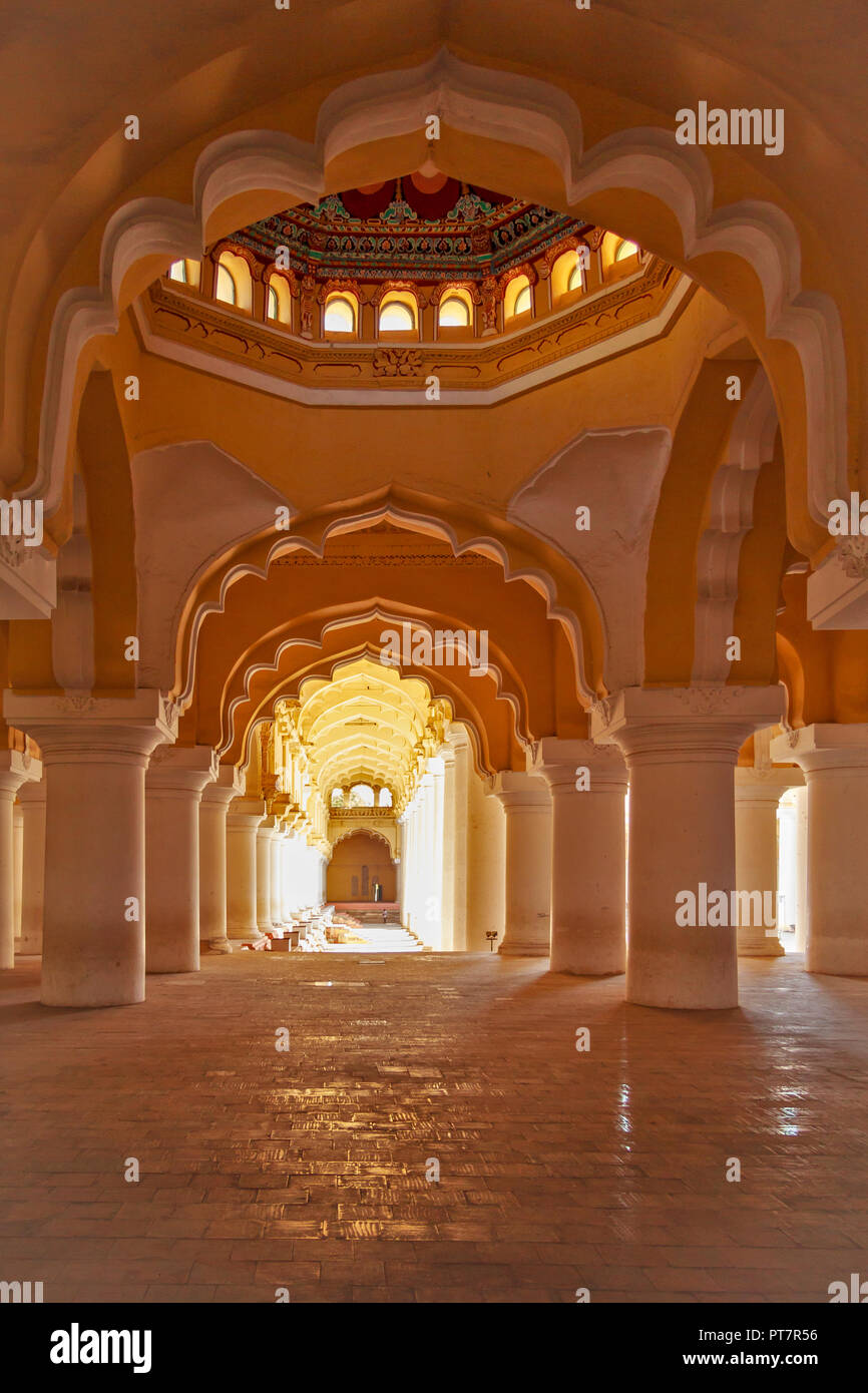 Palazzo AMBAVILAS MYSORE KARNATAKA INDIA interno cortile interno e massicci pilastri Foto Stock