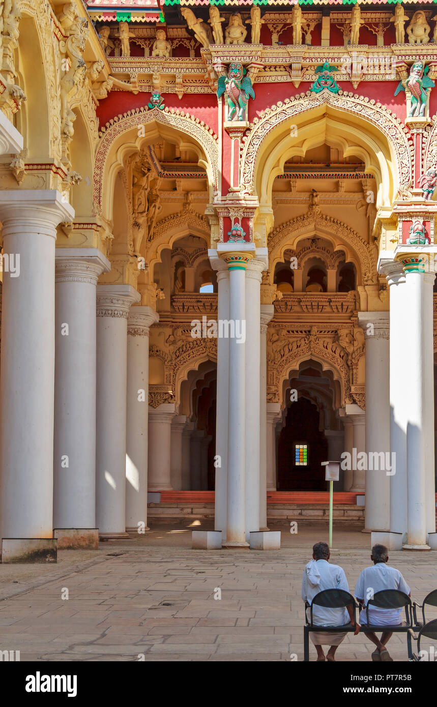 Palazzo AMBAVILAS MYSORE KARNATAKA INDIA DUE PERSONE E I pilastri decorati cortile esterno Foto Stock