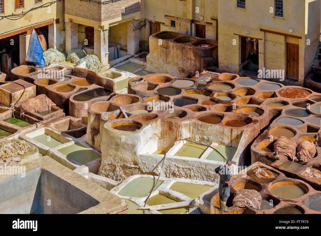 Il Marocco Marrakech conceria cuoio molti tini in piastrelle di pigmenti colorati e delle pelli e un unico TANNER Foto Stock