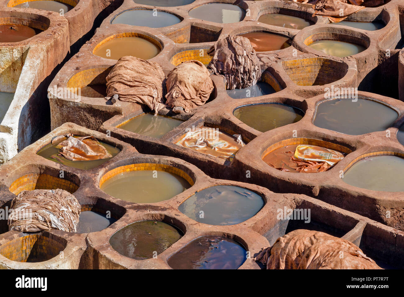 Il Marocco Marrakech conceria cuoio molti tini in piastrelle di pigmenti colorati e pelli Foto Stock