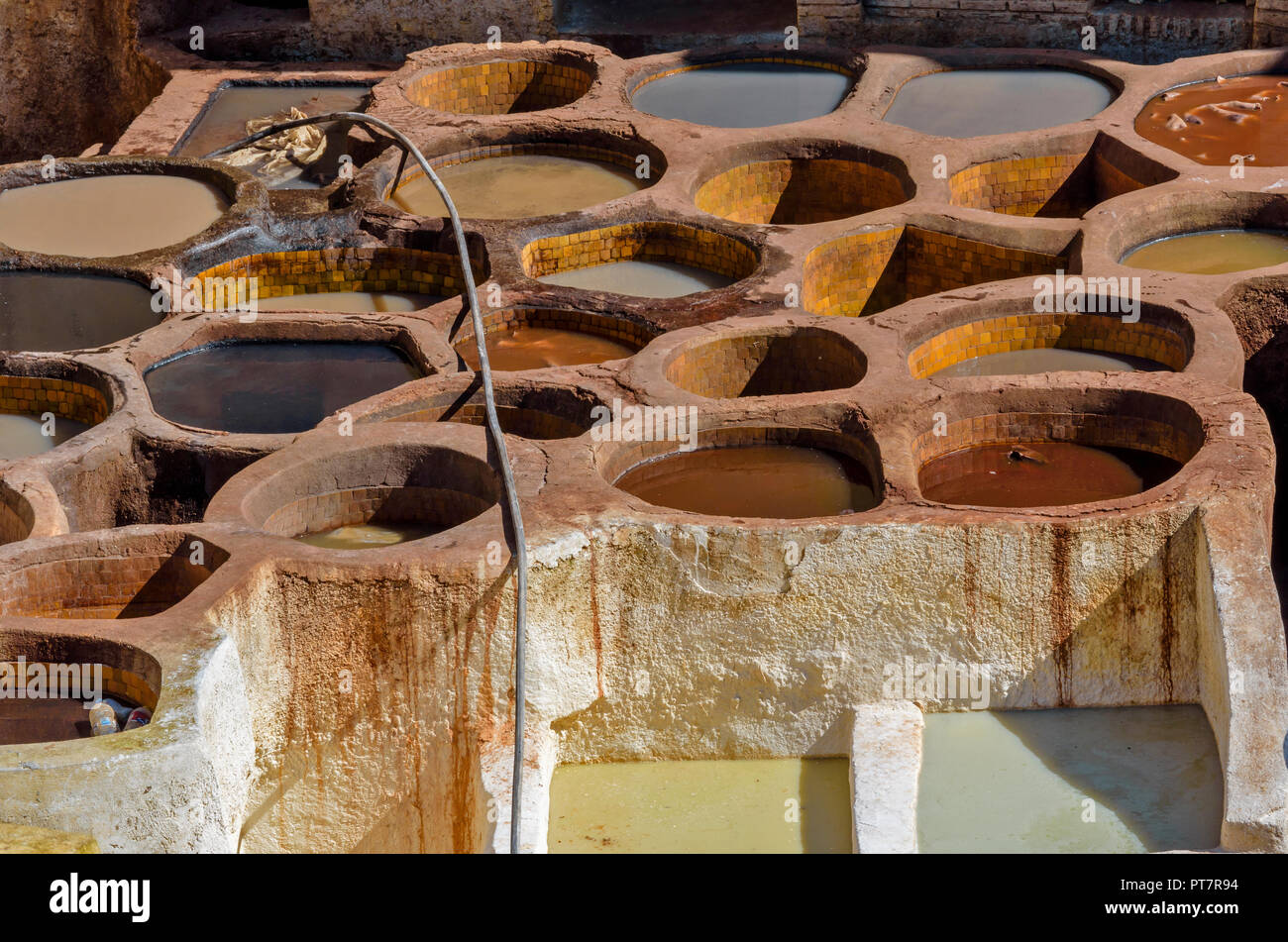 Il Marocco Marrakech conceria in pelle con numerose vasche piastrellato di pigmenti colorati e pelli Foto Stock