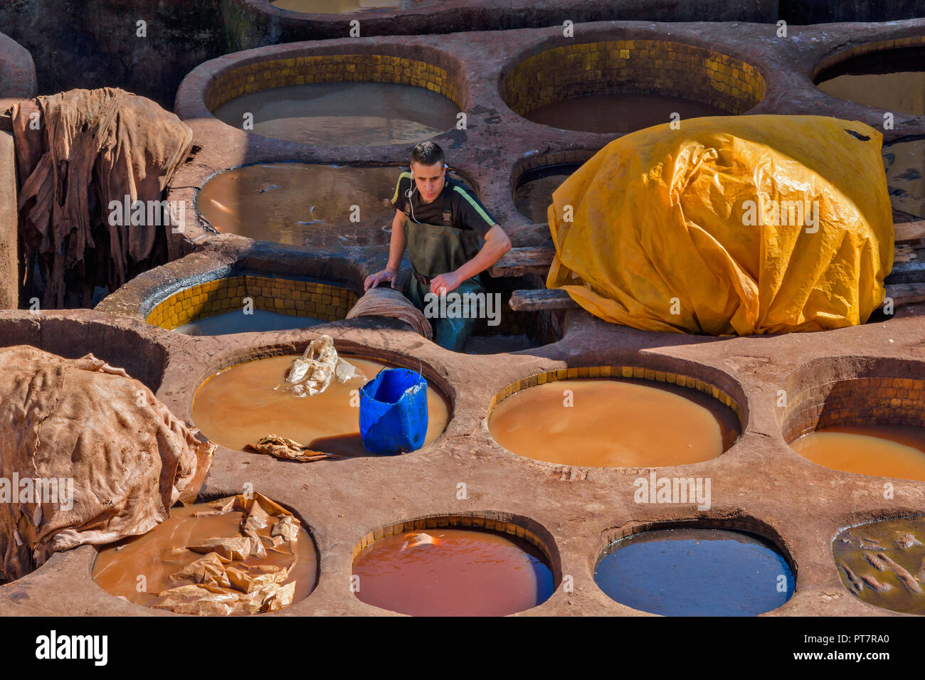 Il Marocco Marrakech conceria in pelle con vasche di pigmenti colorati e Tanner lo smistamento delle pelli Foto Stock
