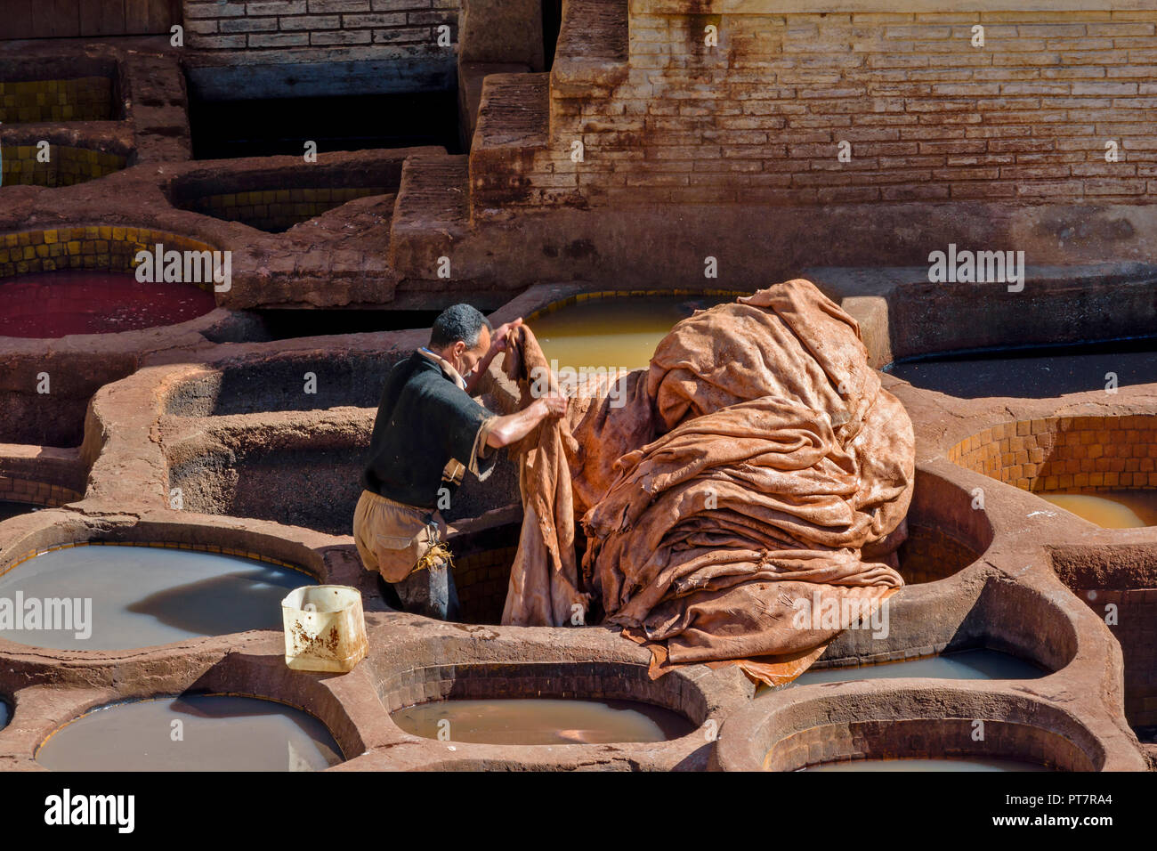 Il Marocco Marrakech conceria in pelle con vasche di pigmenti colorati e Tanner con la pila di pelli Foto Stock