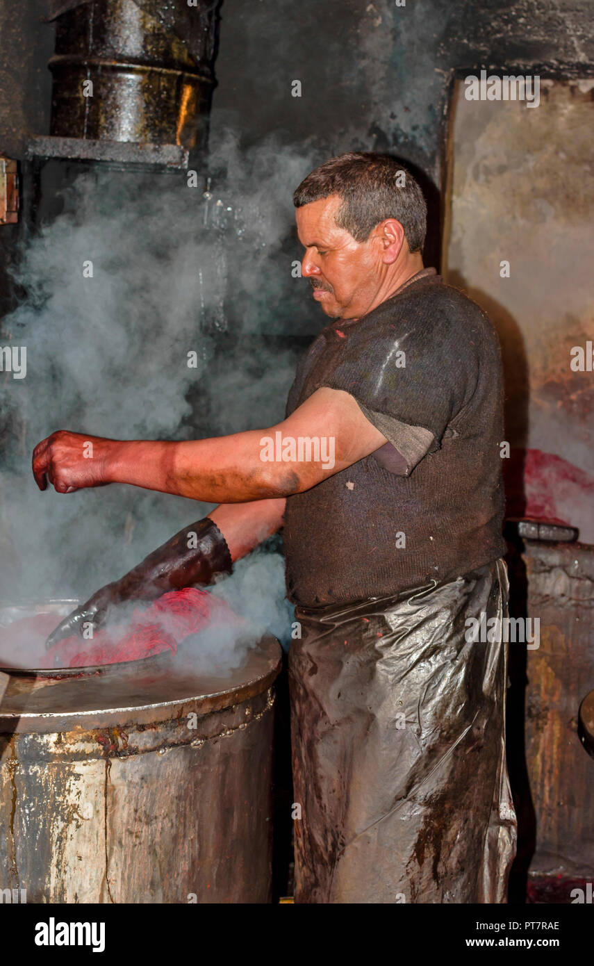 Il Marocco Marrakech tintore di lana e la sua iva di fumanti bolliti lana tinta Foto Stock