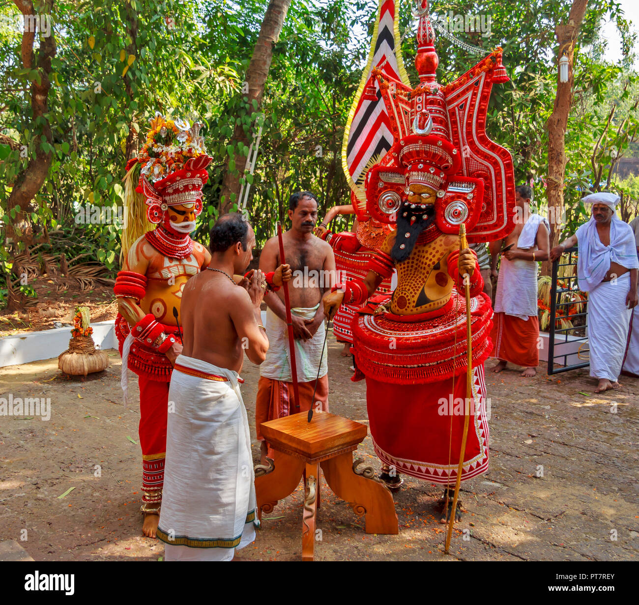 FESTIVAL THEYYAM NORD MALABAR KANNUR KERALA INDIA due divinità con frecce e seguaci Foto Stock