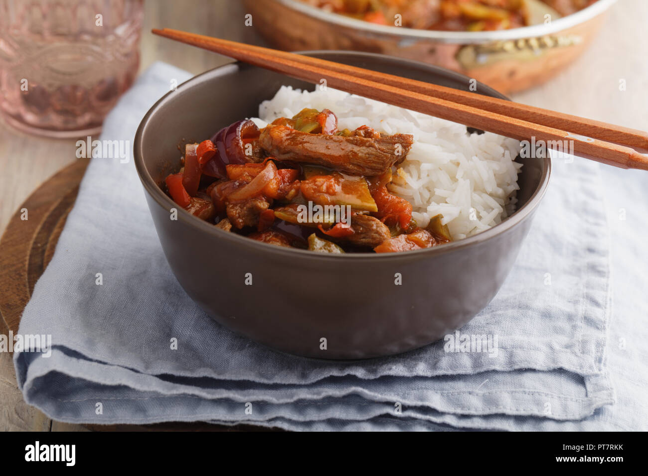 Dolce e aspro di maiale con verdure e riso Foto Stock