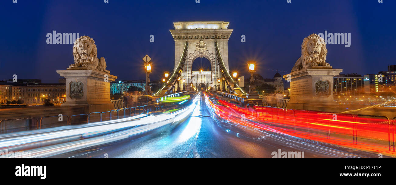 Panorama del ponte della Catena di notte con auto sentieri di luce a Budapest, Ungheria Foto Stock