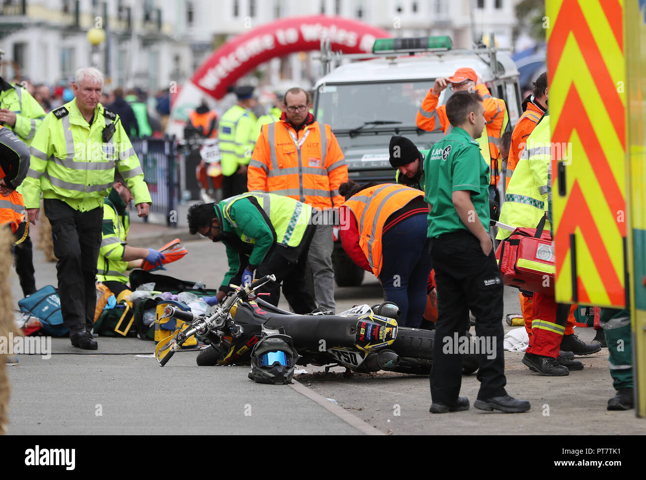 La scena sul lungomare di Llandudno dell'incidente che coinvolge due stunt i motociclisti che si schiantò mentre divertente folle che ha ritardato la fase finale durante il giorno quattro del DayInsure Rally Galles GB. Foto Stock