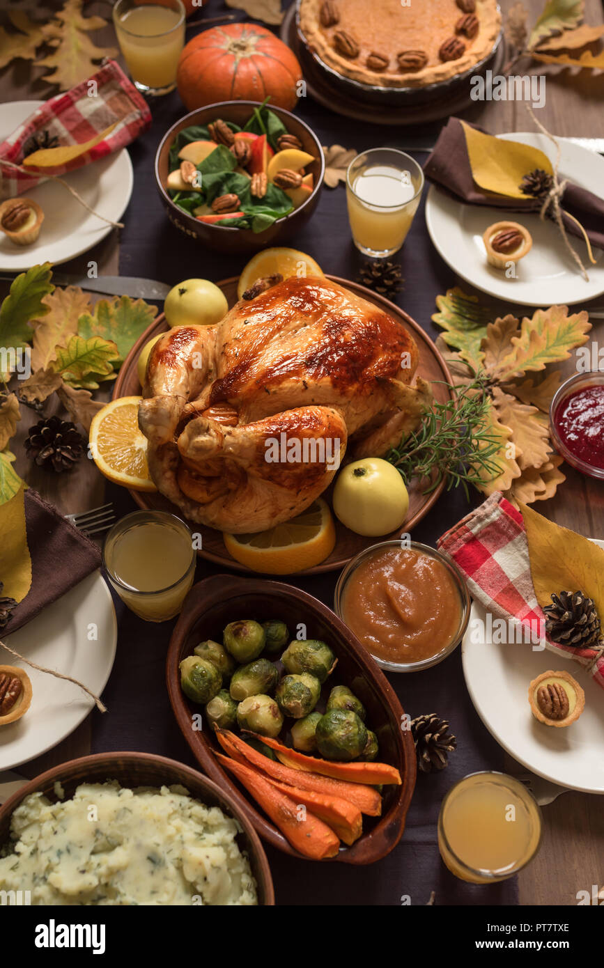 Ringraziamento Turchia la cena con tutti i lati. In casa arrosto di tacchino e tutti i piatti tradizionali sulla festosa tabella di ringraziamento. Foto Stock